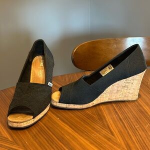 TOMS, classic wedge espadrille sandal. Black. 8.5 US women’s